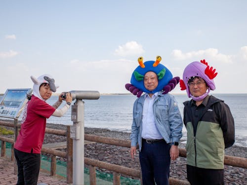 環境下水道課で一緒に活動する職員　諸隈（左）、田中（中央）、室井（右）