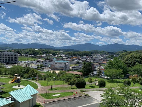 本庁舎と嘉穂アルプス(稲築公園から撮影)