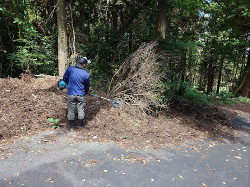 道路の草刈りなども仕事のうちです!