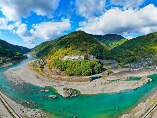 エメラルドグリーンが美しい球磨川は、日本三大急流のひとつ