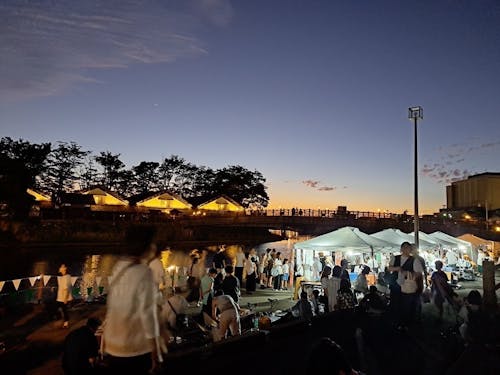 観光施設「山居倉庫」のライトアップを楽しみながら川辺で飲食を楽しむ「山居バル」