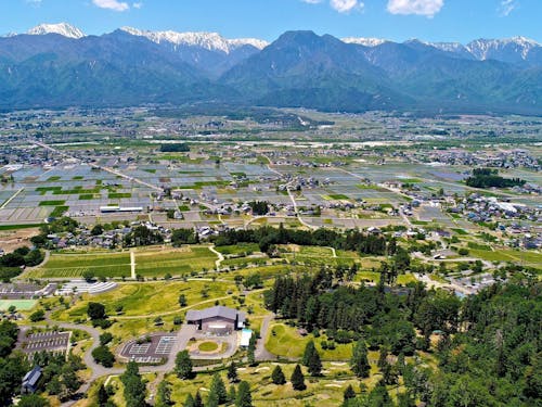 雄大な北アルプスを望む池田町、町の中心部は平坦で移動もしやすい♪