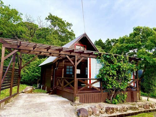 高島市にオープンしたゲストハウス。購入時は草で覆われていたそうです。