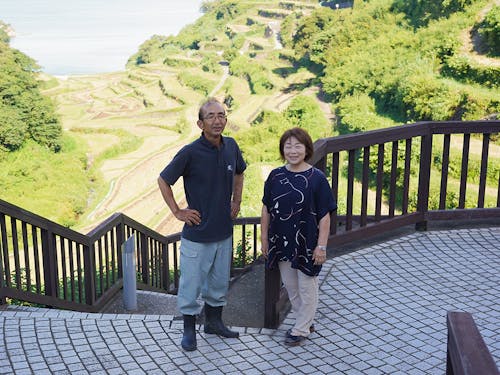 浜野浦夕日組合長の松本長喜さん（左）と浜野浦地区の松本千鶴さん（右）