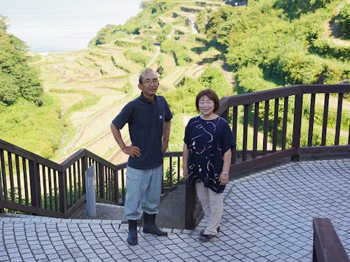 浜野浦夕日組合長の松本長喜さん(左)と浜野浦地区の松本千鶴さん(右)