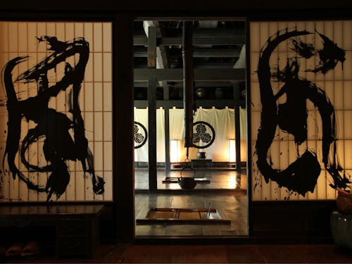 かやぶき古民家“ちいおり”。アレックスが購入し、保全活動を経て宿泊施設に改修。