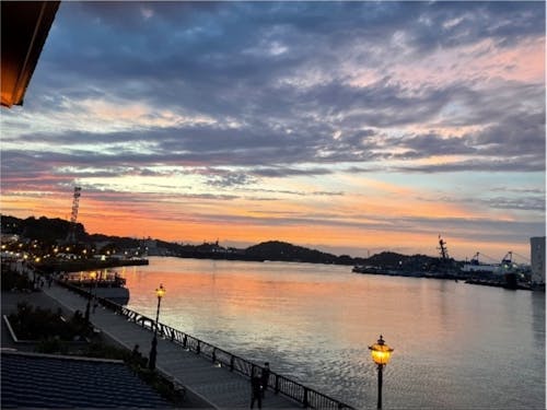 ヴェルニー公園からの夕日。軍艦が当たり前にある風景は横須賀ならでは。