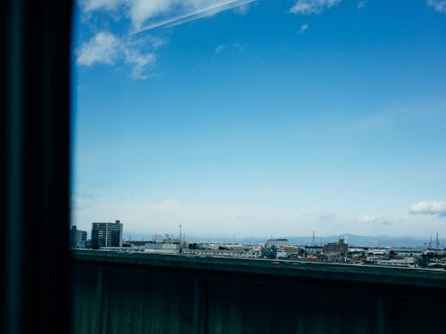 東京駅から新幹線に乗車し、いつも子どもと車窓を眺めながら過ごしています。