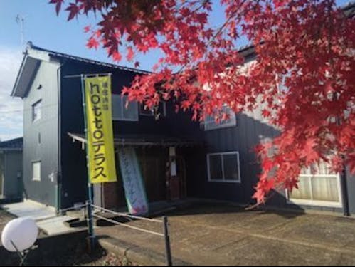 hottoテラスには真っ赤なモミジの木があります。