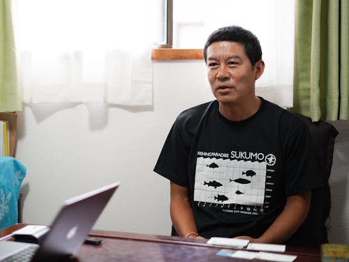 インタビュー中の小俣さんの様子