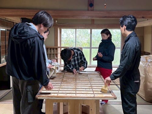 空き家の清掃をしている大人の島留学生