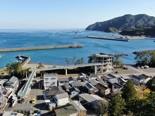 海とともに生きるまちでは防災対策(避難タワーの整備)もしっかり行っています。