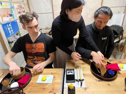 書道と一緒にお茶の点て方も教えてもらったそうです。