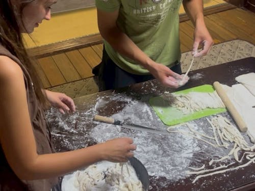 うどん作りはめんを打つところから！本格的です。