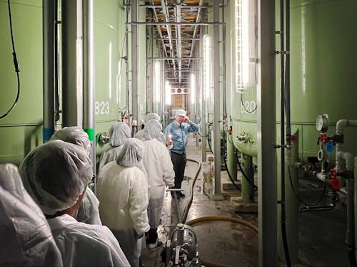 クリエイターを招いて酒蔵見学を実施