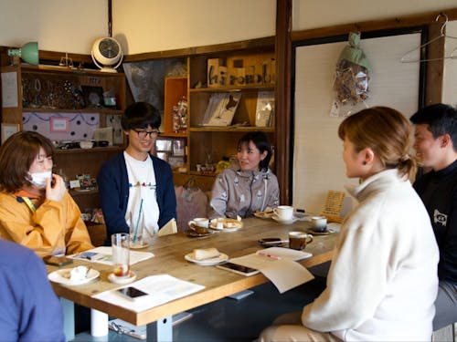 現役協力隊の交流会（場所は協力隊OGが運営するカフェヒロノバ）