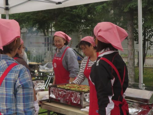 女性部によるお好み焼き販売