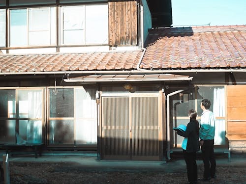 町の不動産業者と協力して、家の改修や整備の現場に顔を出したりすることも