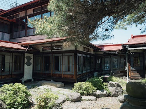 お庭側は昭和11年建築の近代和風建築