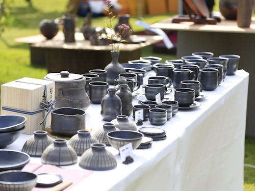 華美な装飾をしない、灰黒色の奥深い美しさ。