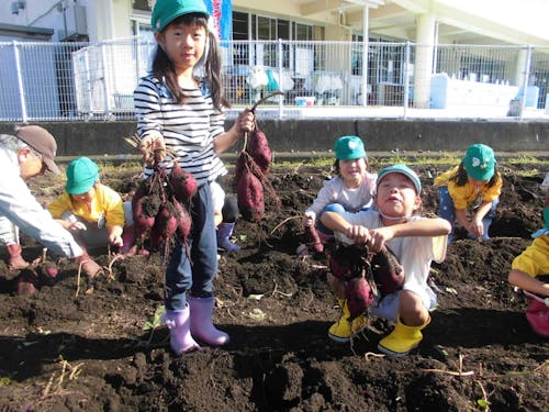 地域の人たちに教えてもらいながらの野外活動