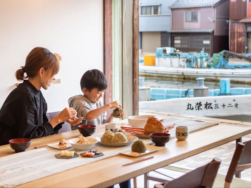 人気スポット「内川」の周辺にて、親子でのびのび海鮮のお食事も!