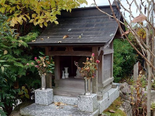 庭先の祠に祀られたお地蔵さん