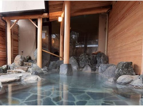 ホテル内にある天然露天温泉。