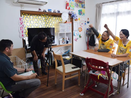 情報誌「コンネアサクラ」の取材(vol.4では東京から移住・就農した家族を取材)