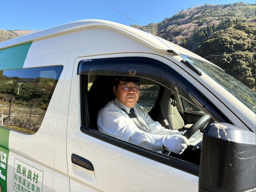 単なる運転手ではなく、村の大切な一員です