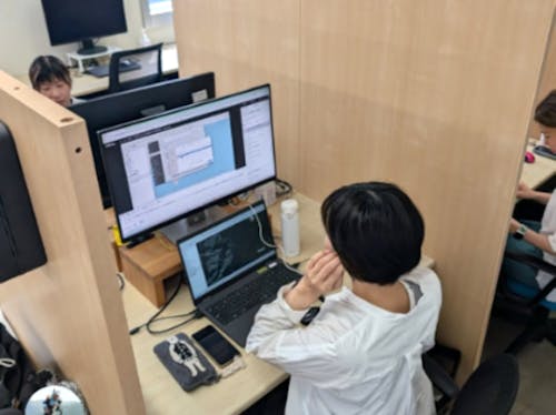 オフィスで働くようす