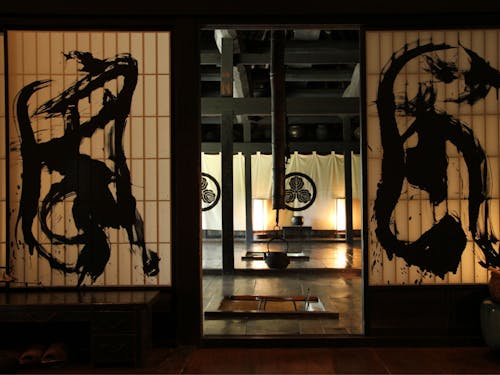 かやぶき古民家“ちいおり”。アレックスが購入し、保全活動を経て宿泊施設に改修。