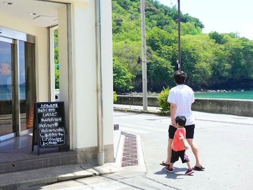 島の人たちも、毎日新鮮な食材を求めて、買い物にやってきます。