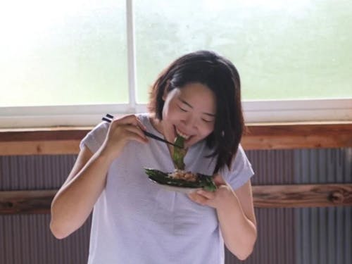 育てた野菜を味わう瞬間。思わず笑みがこぼれます。