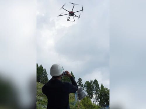 大型のドローンは25キログラムまで荷物を運ぶことが可能です