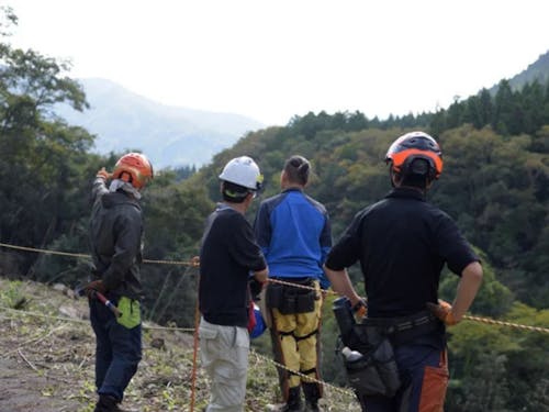 打ち合わせ中の様子。現場での打ち合わせが、安全に作業を進める上で何より大事です