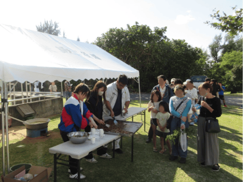 産業まつり黒糖無料配布の様子