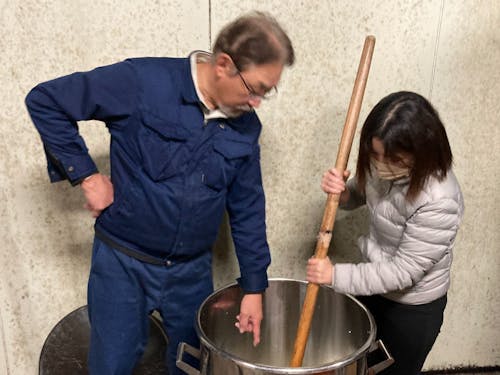 なんでも教えてくれるオーナー杜氏の北村さん(写真左)