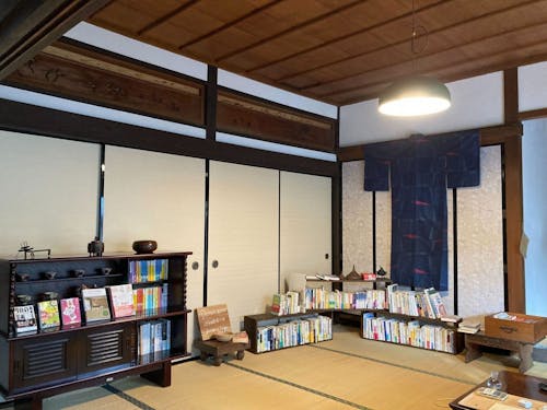 店内にはお客様から寄贈された本がたくさん。本をやり取りするシステムもあるそうです