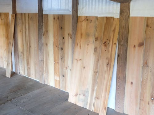 壁へ木材をはめ込む