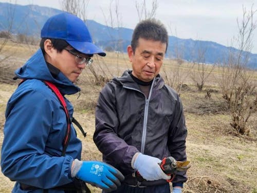 現場で仕事の内容を教えてもらう様子