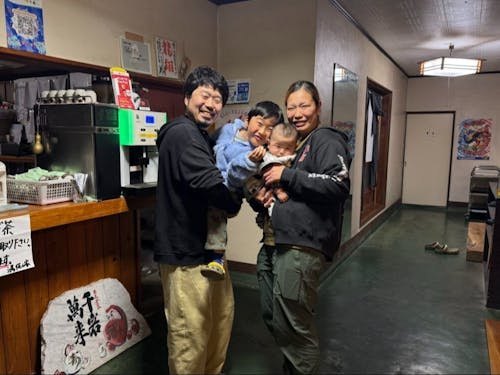 湯佐さんご一家。たくさんの人に見守られて育った息子さんは、人見知りをしないそう