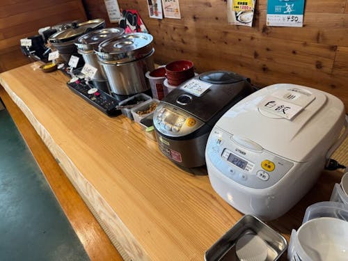 メニューは日ごとのお楽しみ。カレーやおでん、揚げ物、焼肉やお刺身など盛りだくさん