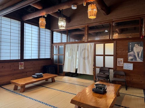 田舎の実家に帰って来たかのようなホッとする店内。至るところを夫婦でDIYしている