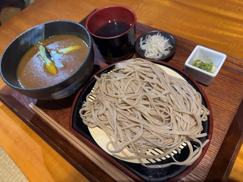 平打ち麺のあたたかいつけ蕎麦は、食べ終わるまでいくつもの味を楽しめるよう開発中