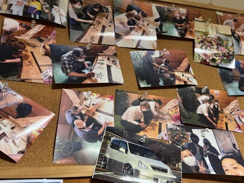 看板作りの様子。たくさんの人のあたたかさが、湯佐ん家を支えていることが伝わる