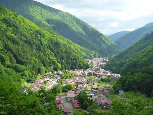 山々に囲まれた赤い屋根のふるさと「檜枝岐」