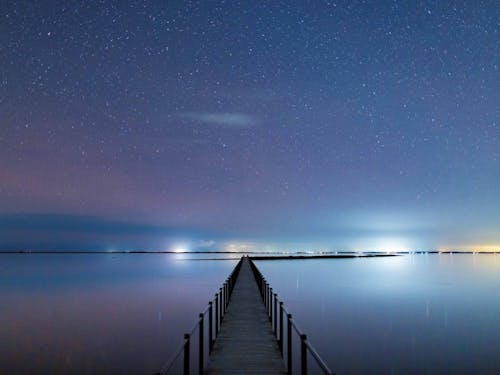 満天の星空が水面に映り込む、感動の絶景。都会では見られない宇宙との出会いがここに