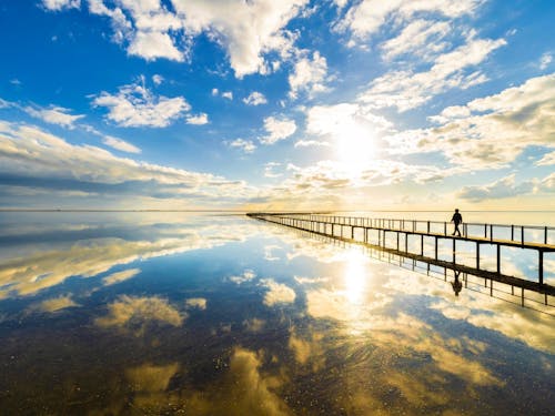 天空を映す鏡の湖。季節ごとに違った表情をのぞかせます。