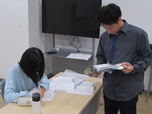 青色学舎で指導する様子